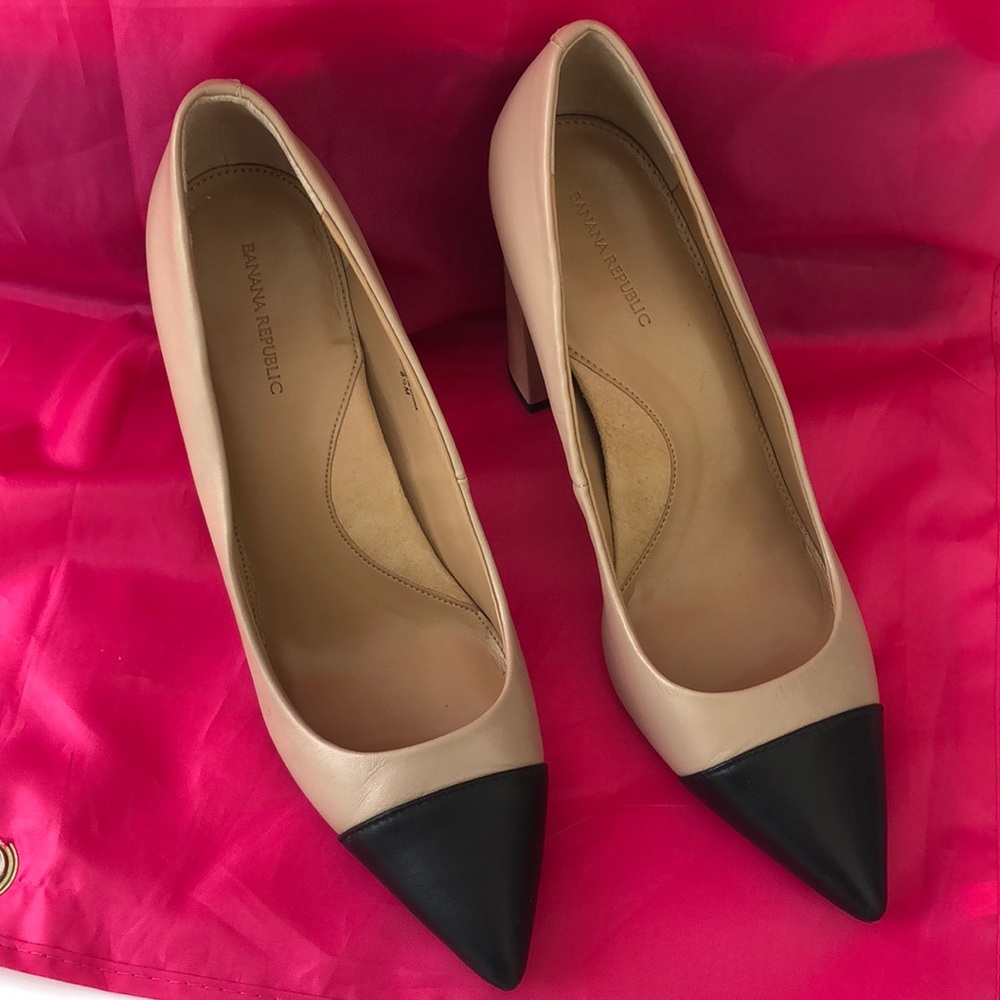 Good as new Banana Republic Tan and Black cap toe heels